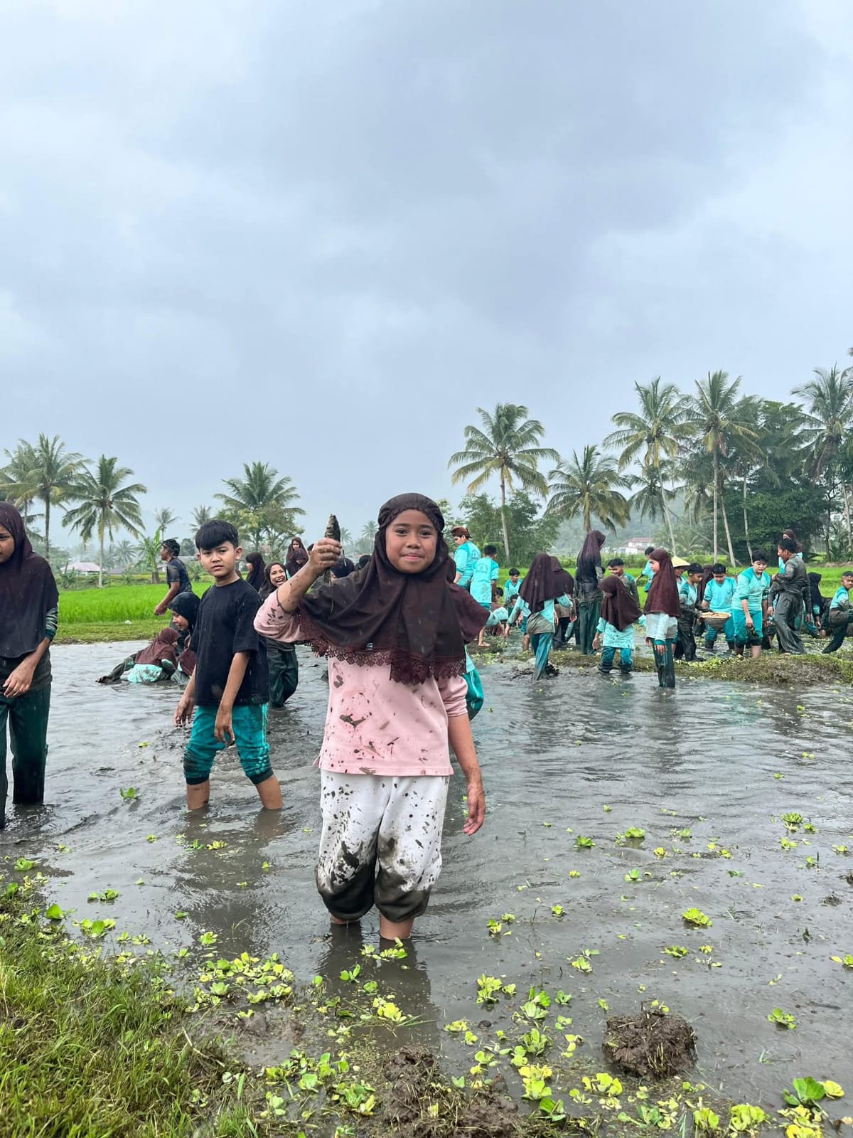 Siswa Al Azhar Bukittinggi saat berada di desa wisata Kubu Gadang.